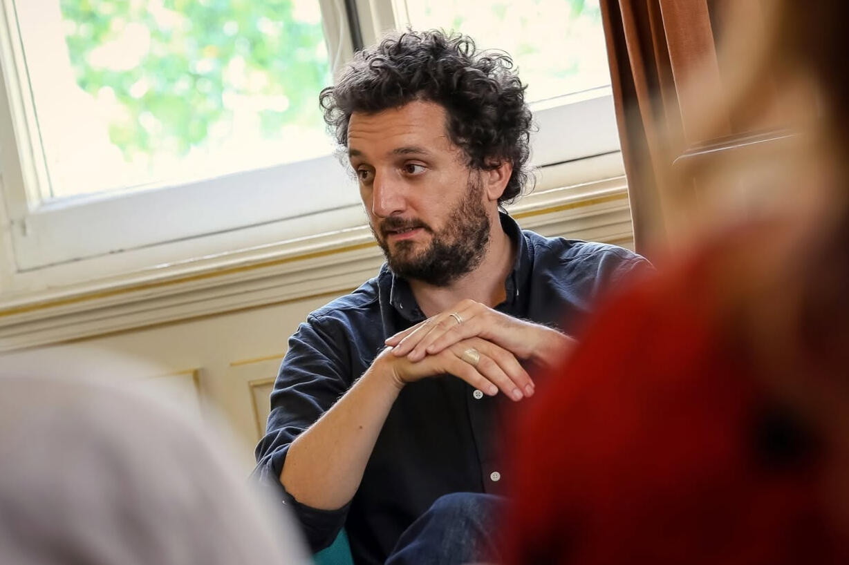 Enzo Lesourt, consultant en stratégie publique, plaidoyer et communication en Bretagne