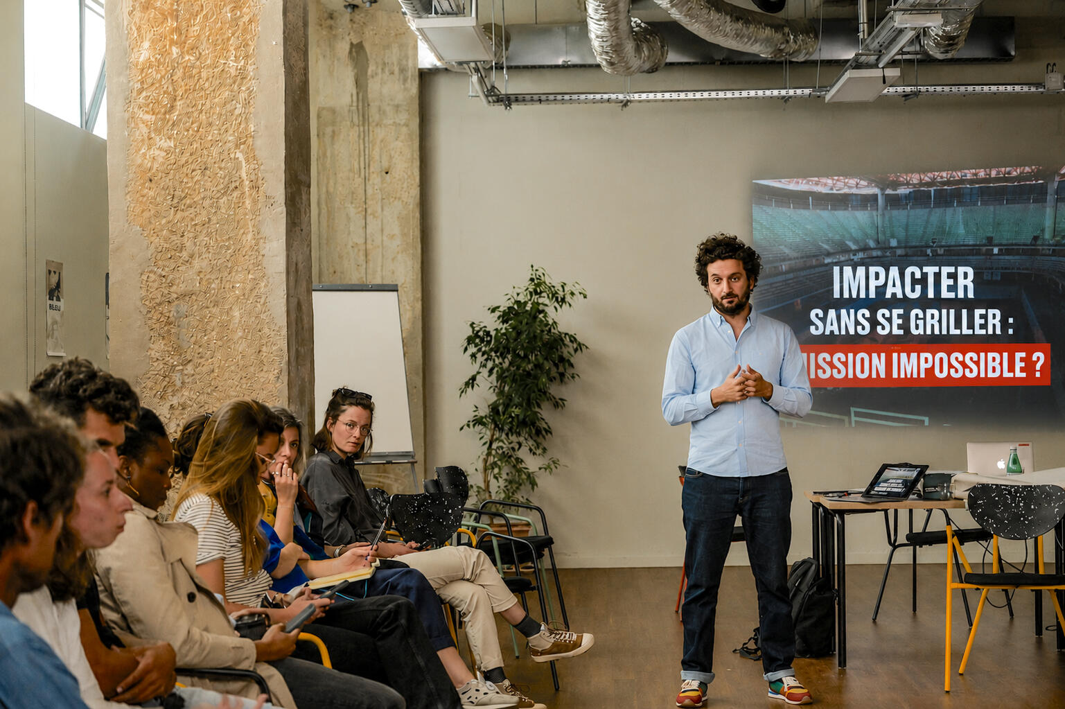 Enzo Lesourt, consultant en stratégie publique, plaidoyer et communication en Bretagne